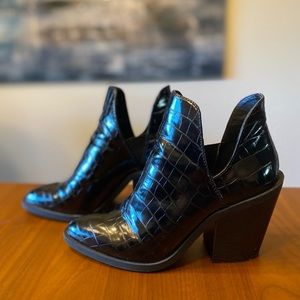 Size 9 Steve Madden Leve Block Heel Snake-Embossed Ankle Booties NWOT